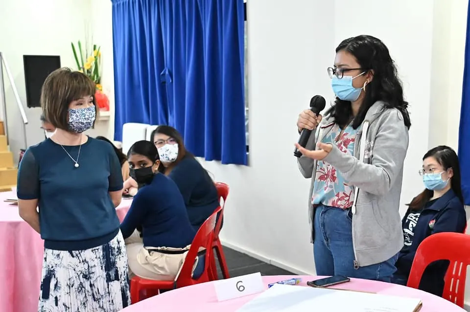 Asking Dr Amy Khor a question.
